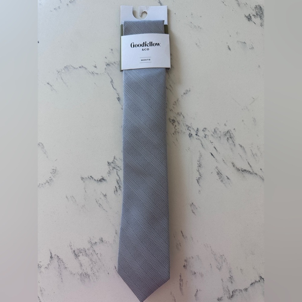 NWT Goodfellow & Co Men's Elegant Gray Striped Tie - Picture 2 of 5